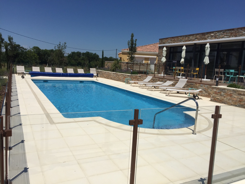 Résidence Les Senioriales de Vias : La piscine de la résidence